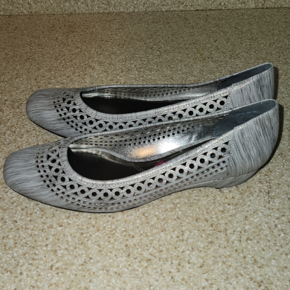 Ros Hommerson Silver Women's Tina Flats 9N NWOB